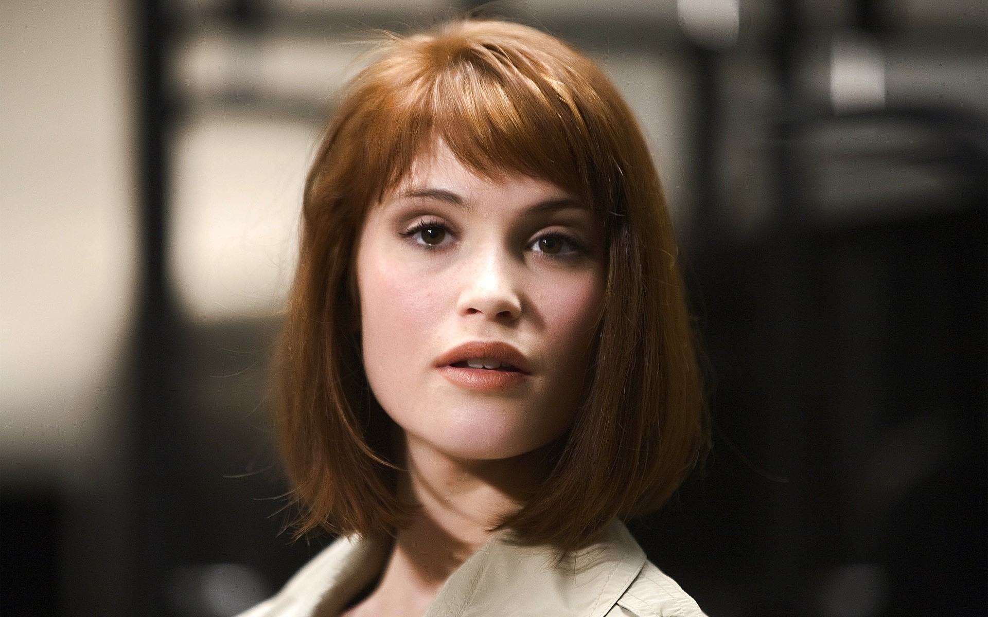 porträt frau mädchen erwachsener mode ein drinnen unschärfe geschäft