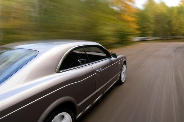 Bilder von grauem Bentley in Bewegung