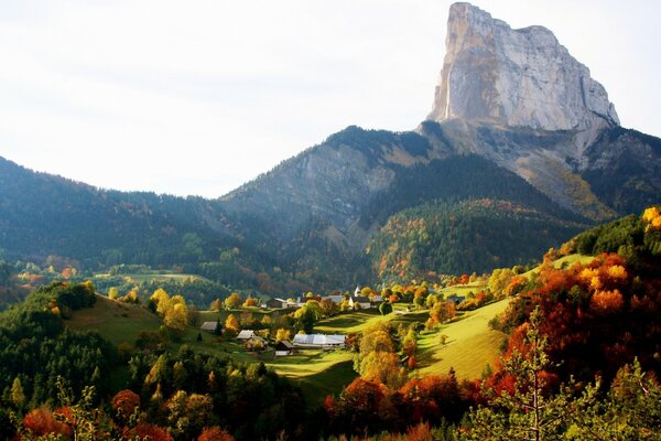 Herbstfarben auf dem Hintergrund einer Berglandschaft