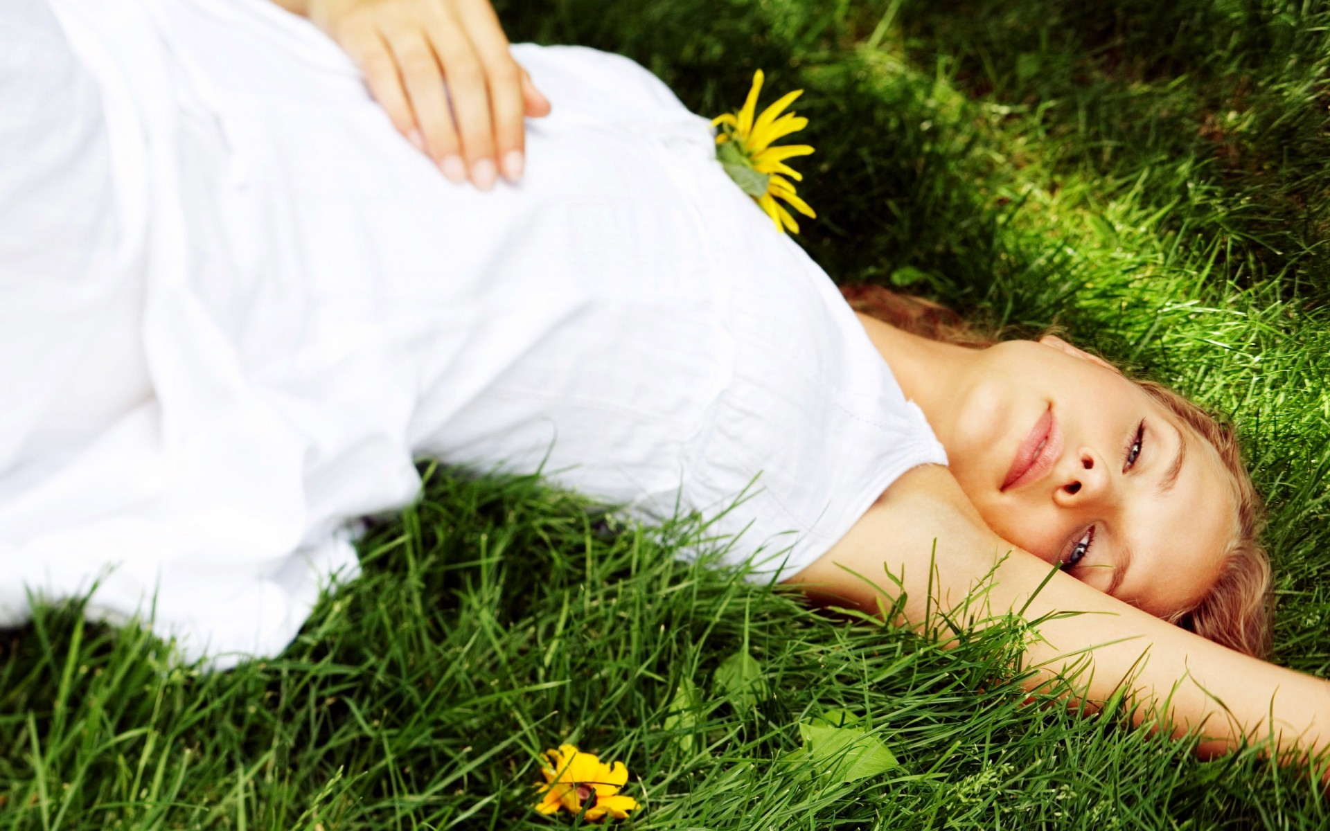 gras entspannung rasen natur sommer heuhaufen erholung im freien frau schlafen feld park jung rest schön mädchen niedlich blume glück frauen