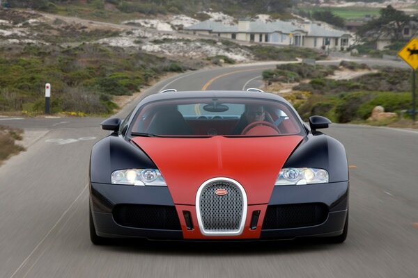 Bugatti verlässt die Stadt am Abend