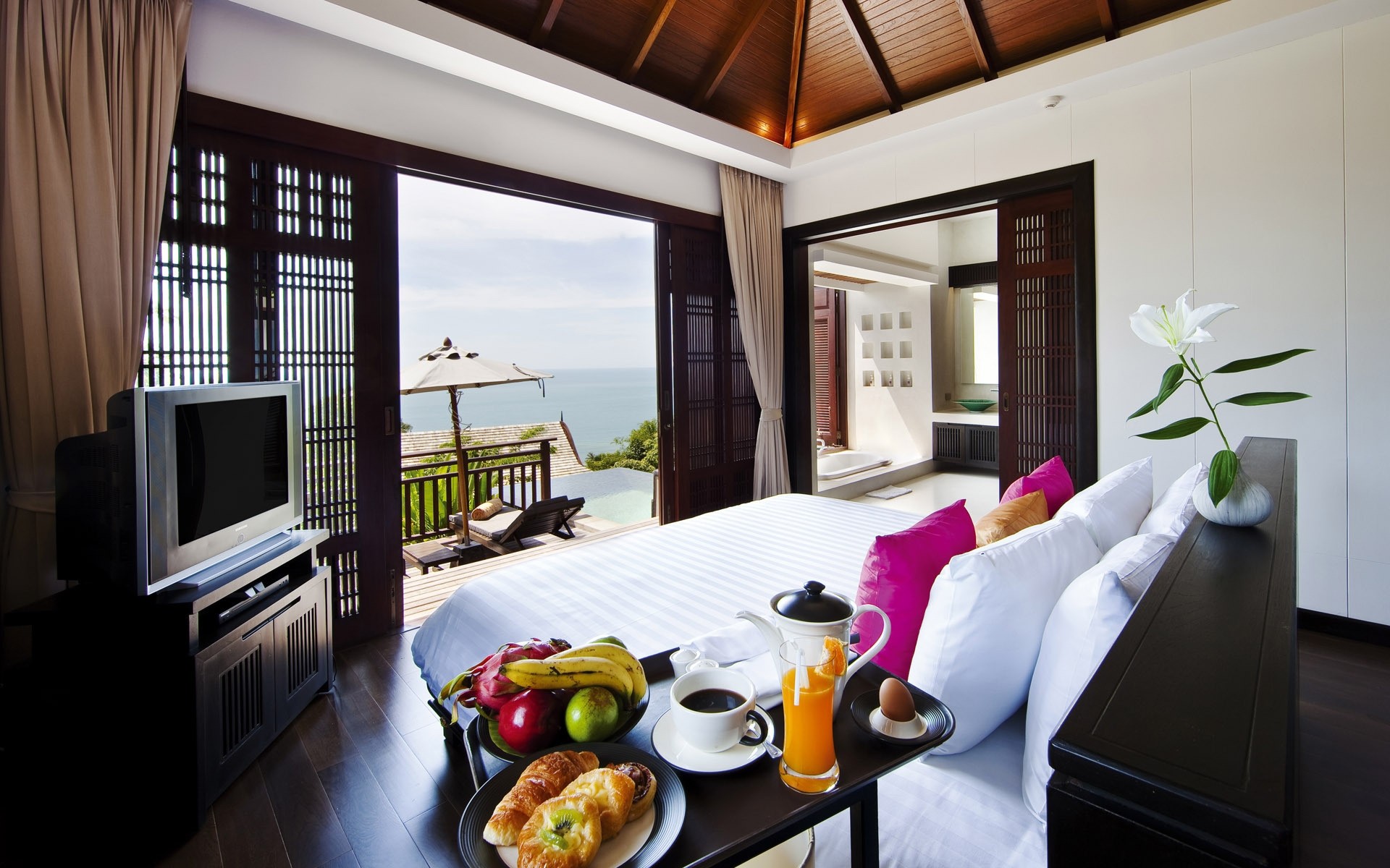 tabelle drinnen möbel fenster zimmer stuhl haus familie modern innen luxuriös boden hotel ort innenarchitektur wohnung lampe sofa architektur obst essen