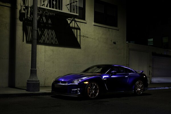 Blauer sportlicher Nissan bei Nacht