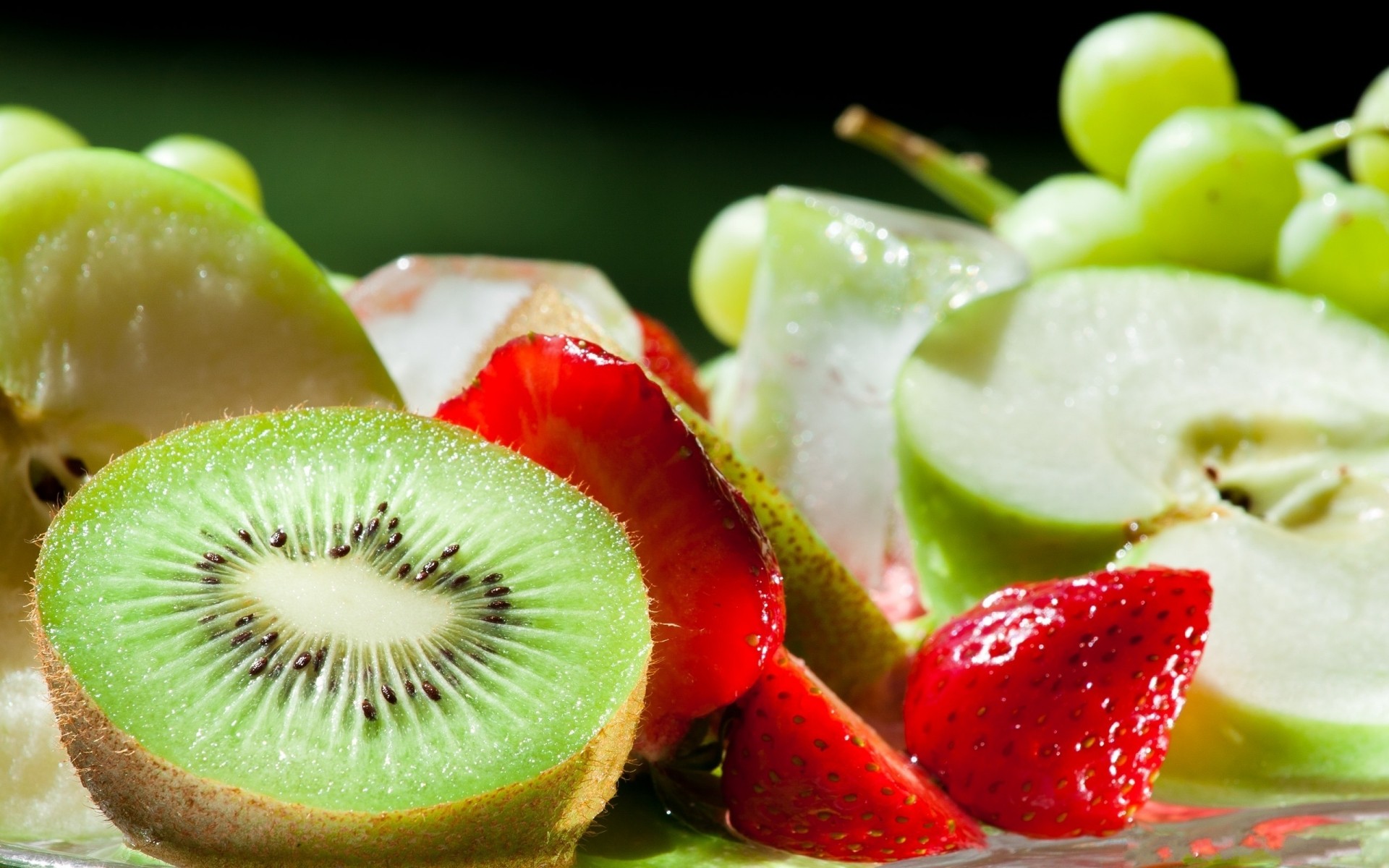 obst lebensmittel saftig kiwi süß erdbeere gesundheit gesund gebäck essen beere lecker tropisch vitamin diät erfrischung sommer blatt frische apfel trauben erdbeeren birnen