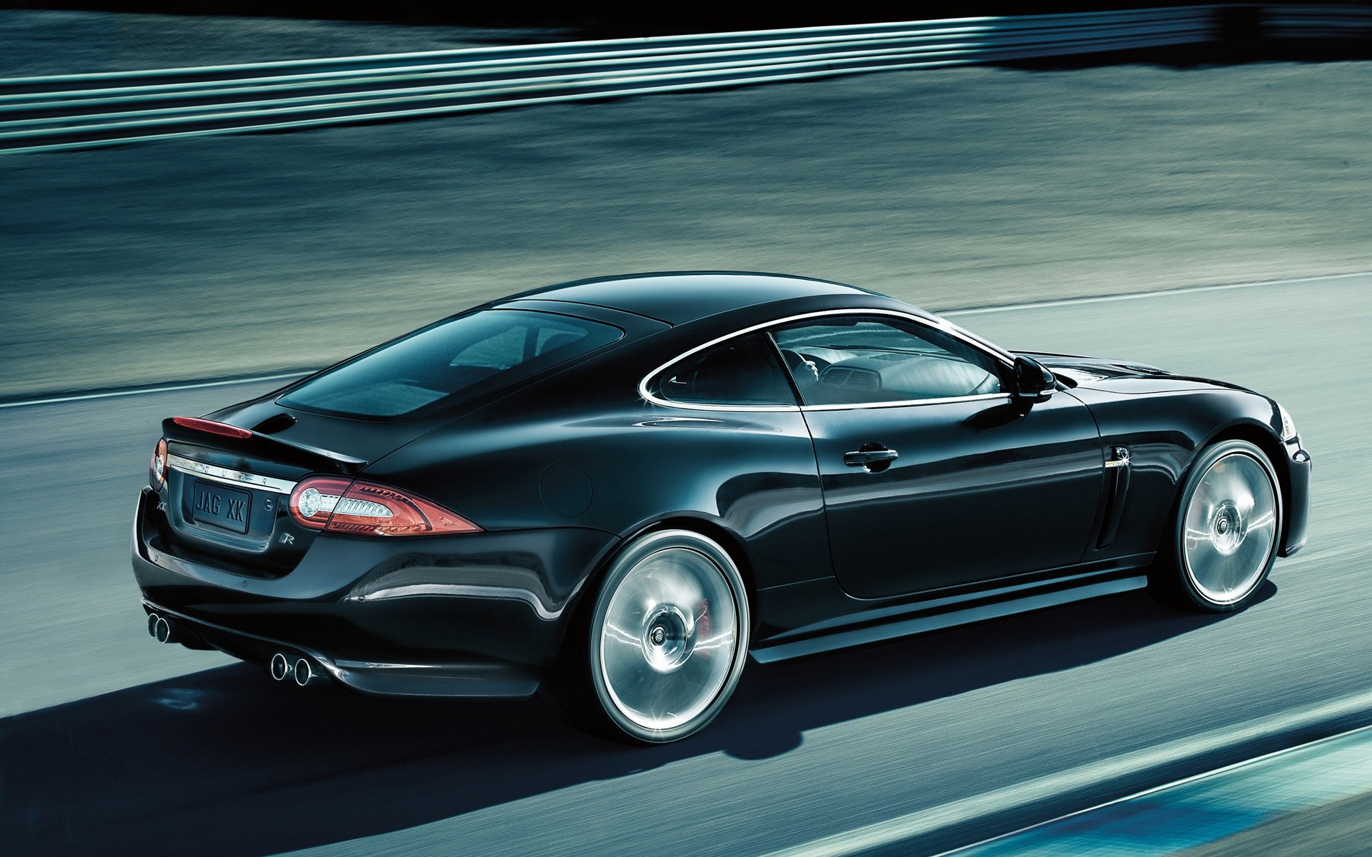 jaguar auto auto automobil schnell coupé transportsystem asphalt räder beeilen sie sich pflaster fahren schwärze limousine motorhaube zeigen geschwindigkeit jaguar und fortschrittliche technologie