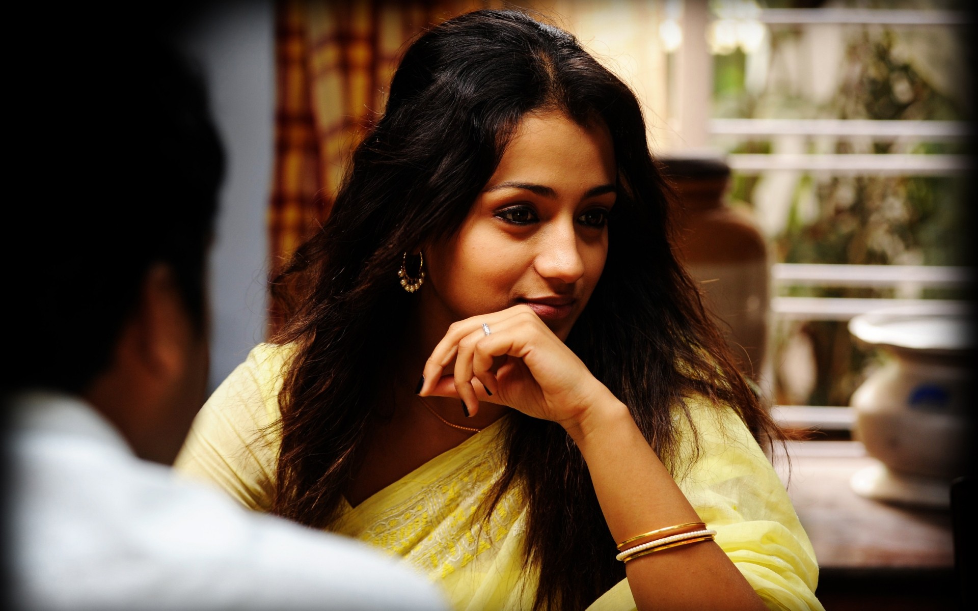 frau drinnen gesichtsausdruck porträt erwachsener mädchen allein indische schauspielerin bollywood-schauspielerin schauspielerin model trisha krishnan