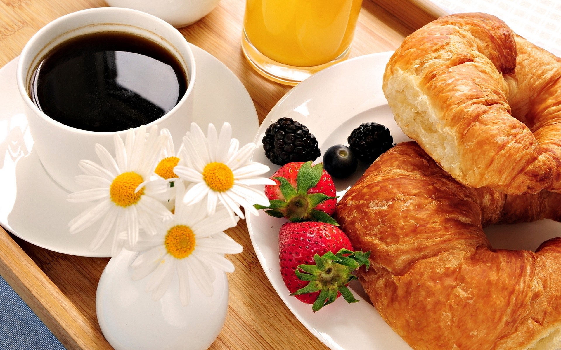 frühstück kaffee dämmerung tasse lecker essen heiß croissant trinken zucker süß gebäck espresso teller marmelade erfrischung brot untertasse traditionell erdbeere saft essen