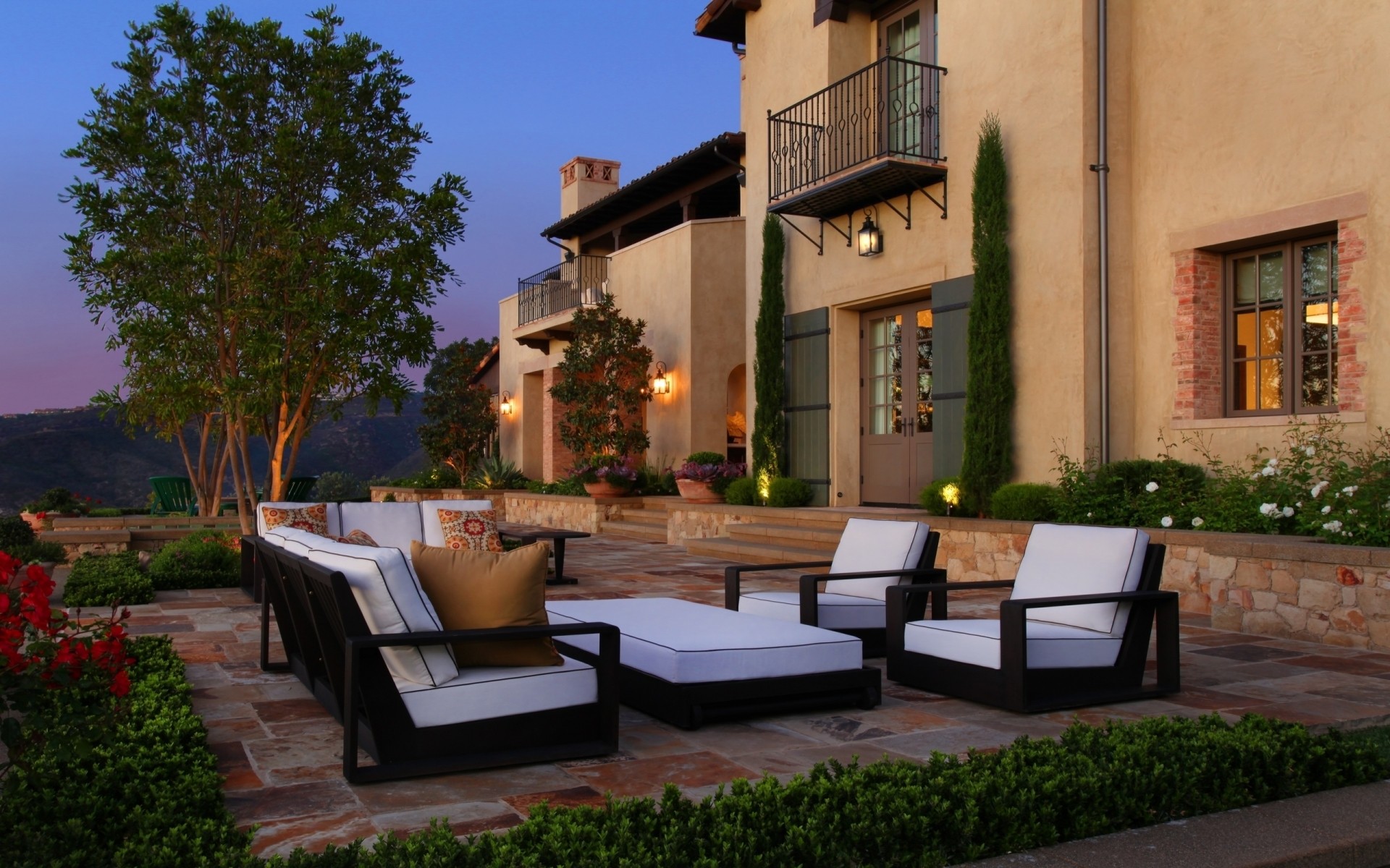 architektur haus haus terrasse haus ort tageslicht reisen im freien hotel baum straße stuhl stadt balkon luxus familie garten nacht licht