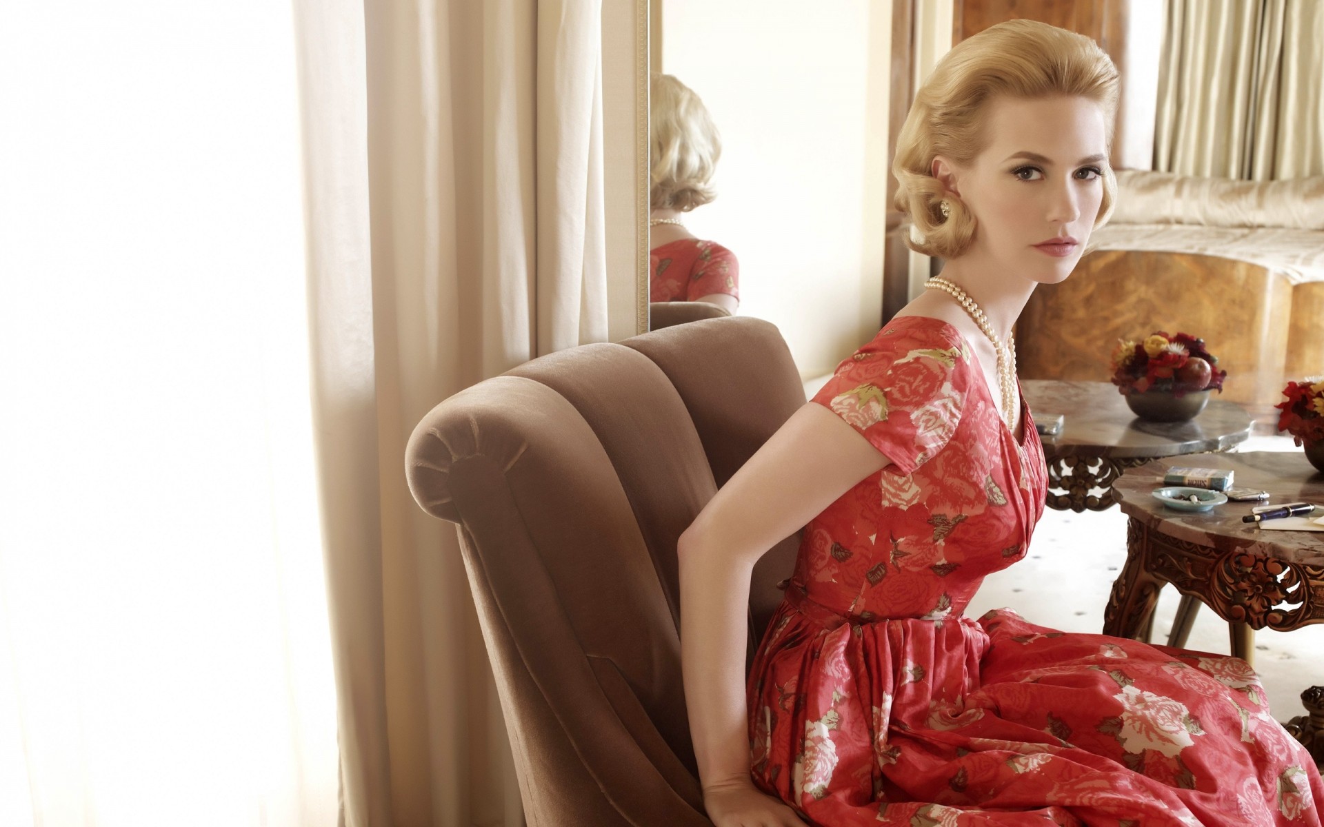 frau zimmer drinnen erwachsener möbel mädchen ein mode sofa sitzen schön luxus familie