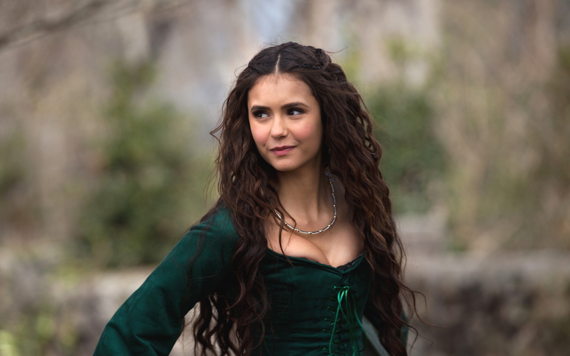 natur im freien frau porträt mädchen mode sommer herbst hübsch gutes wetter ein vampir schauspielerin lächeln