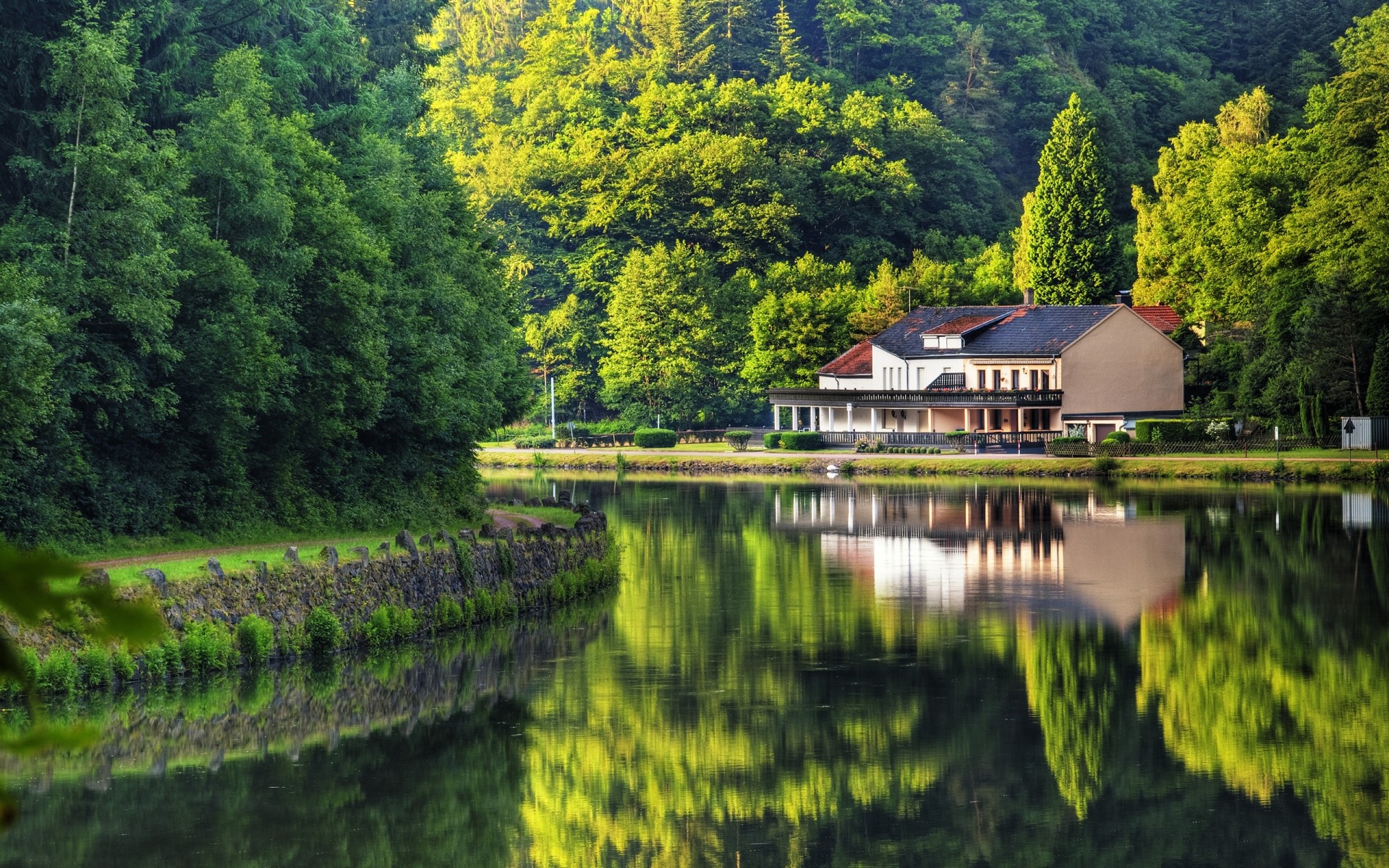 holz natur holz im freien wasser reisen landschaft sommer landschaftlich haus see tageslicht des ländlichen blatt fluss berge bäume sonne