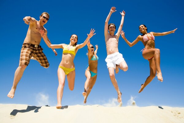 Foto im Sommer am Strand springen