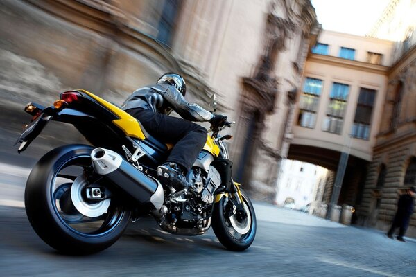 Yamaha Motorrad auf den Straßen der Stadt