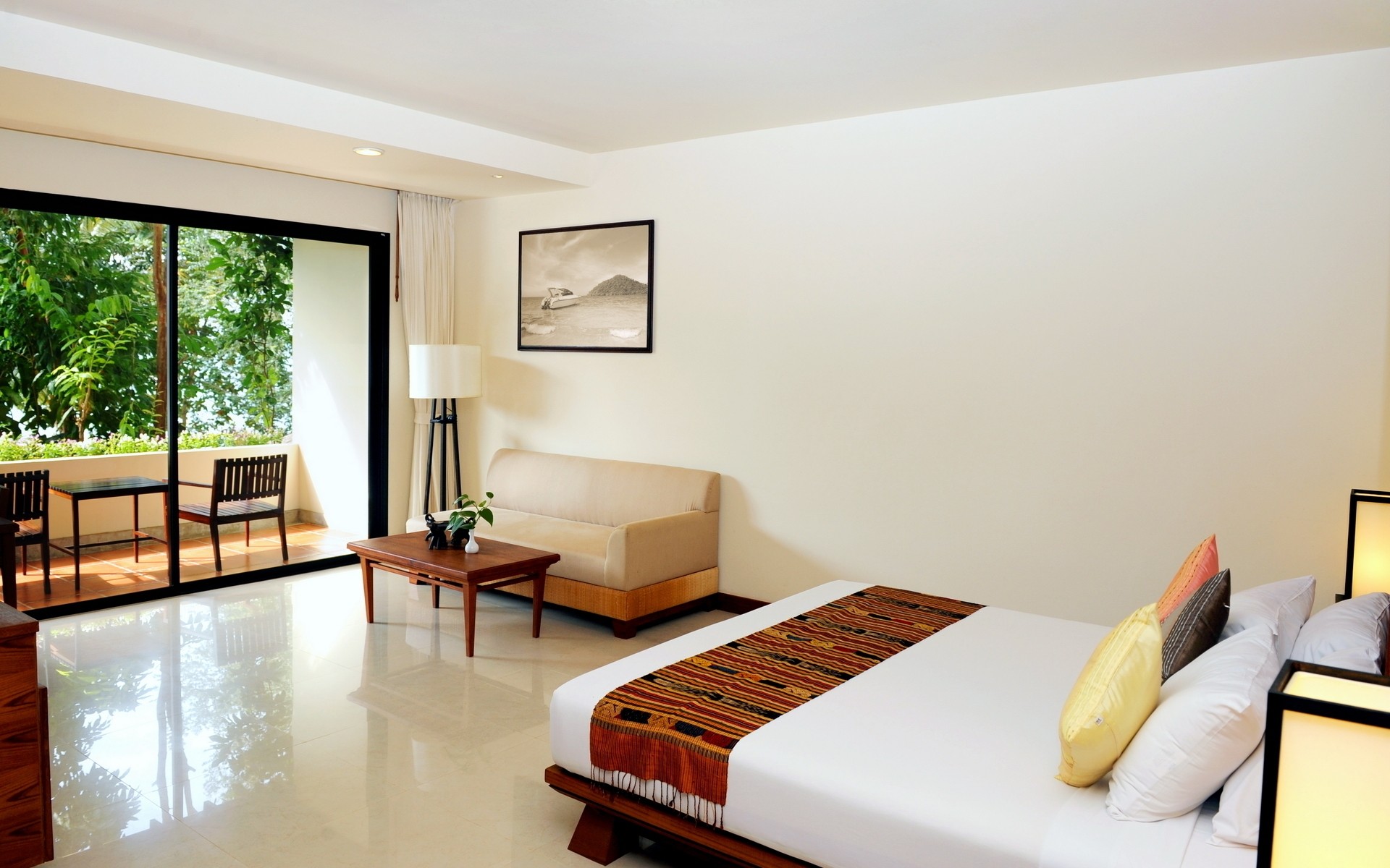 zimmer möbel drinnen haus sofa boden wohnung fenster platz zuhause schlafzimmer familie lampe tisch stuhl teppich innenarchitektur innen modern bett balkon design sauber