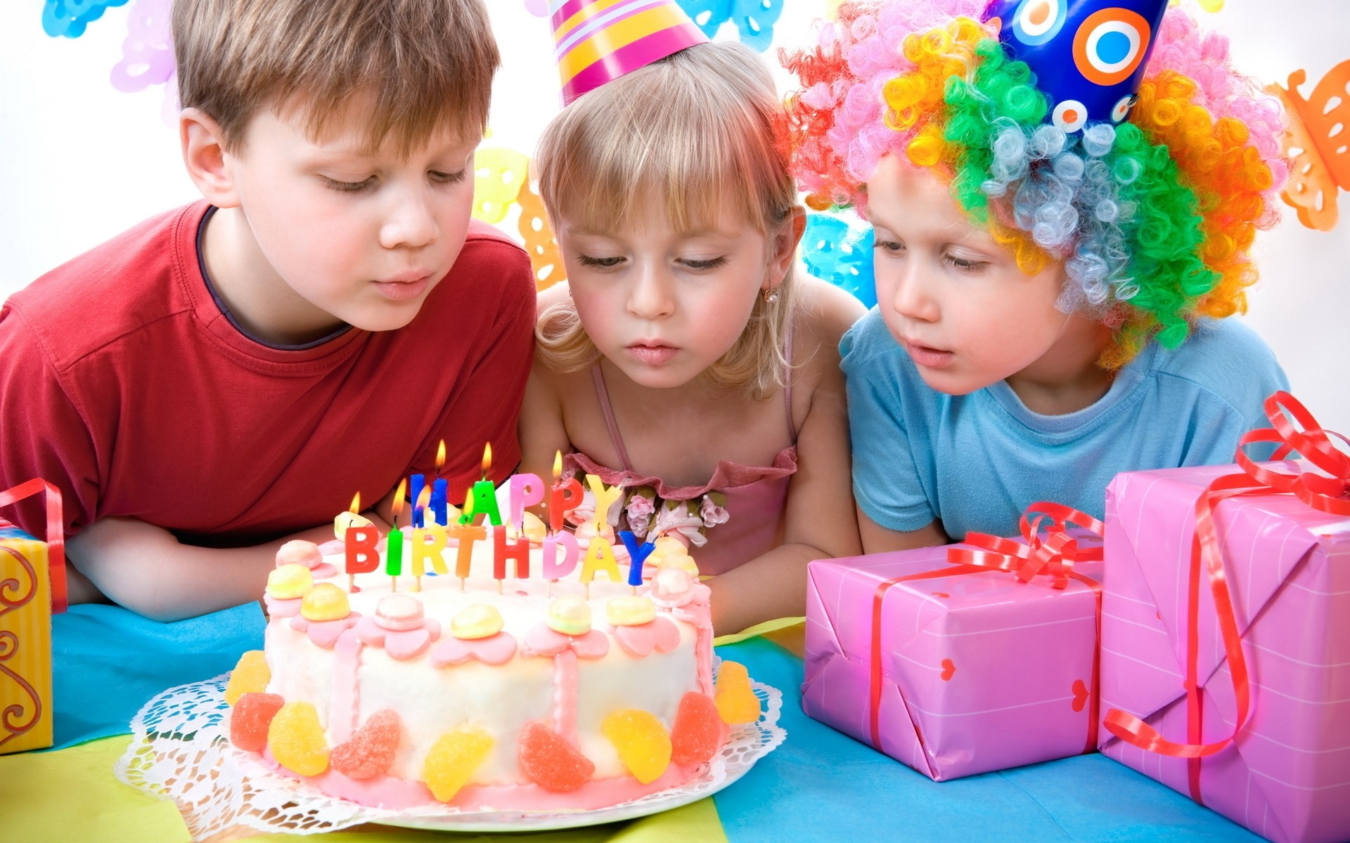 kind geburtstag freude niedlich wenig geburtstagskuchen urlaub kuchen süßigkeiten vorschule gebäck glück freude spielzeug mädchen familie weihnachten party geschenk kindergarten kinder jungen mädchen