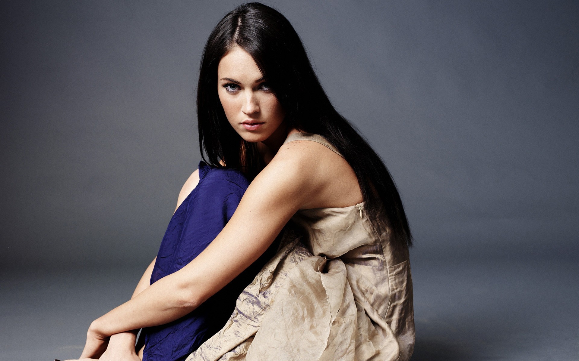 mode frau porträt glamour modell sexy mädchen elegant eine brünette hübsch schauspielerin foto gesicht ernst