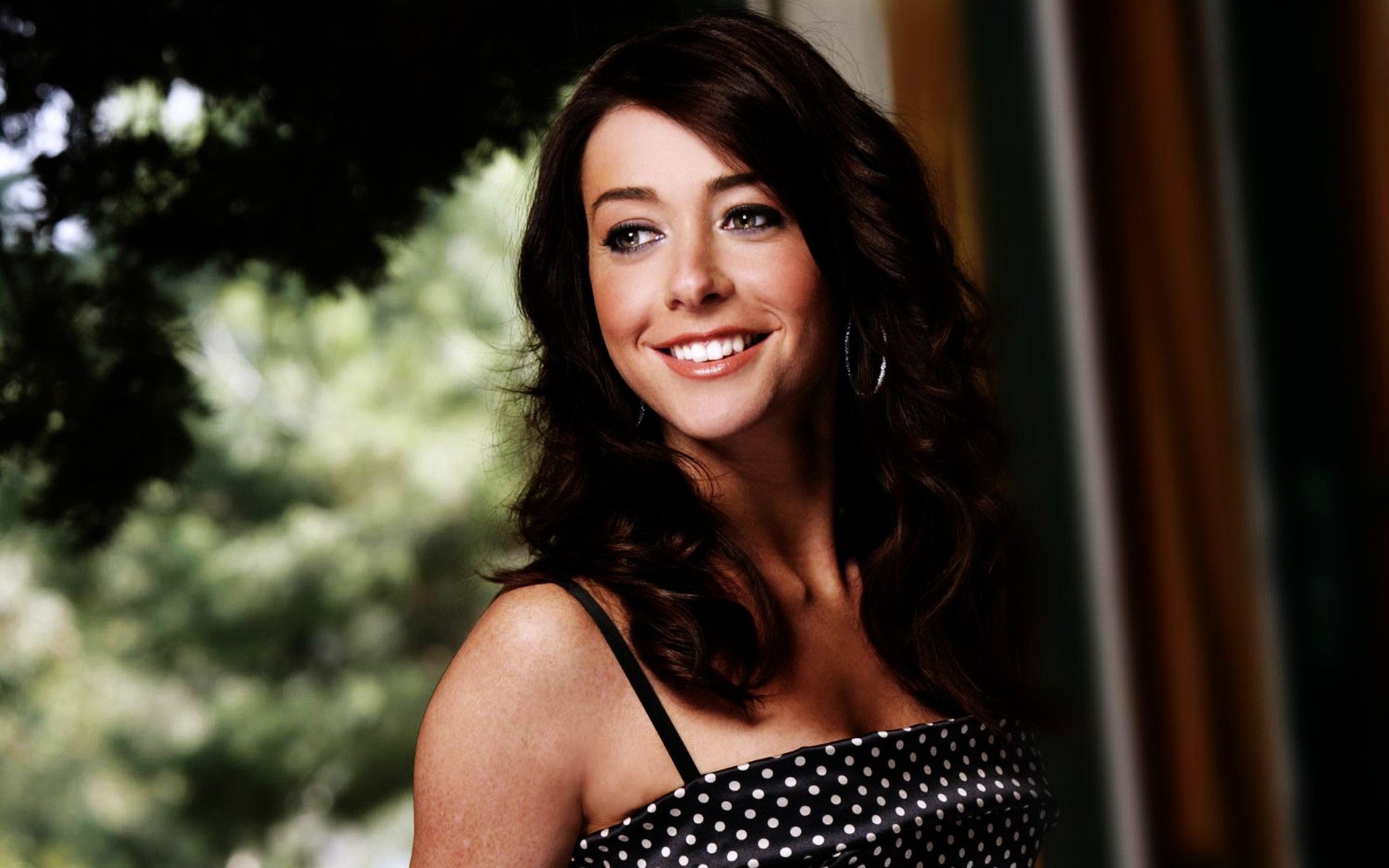 frau mode porträt eins glamour brünette sexy gesichtsausdruck hübsch mädchen prominente schauspielerin lächeln alison hannigan frauen