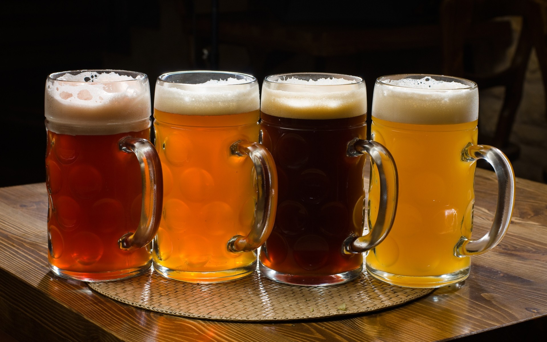 bier schaum lager becher einen halben liter trinken brauerei ale pub glas mondschein alkohol frostig kontur bar voll kalt stout bierglas schnaps blond