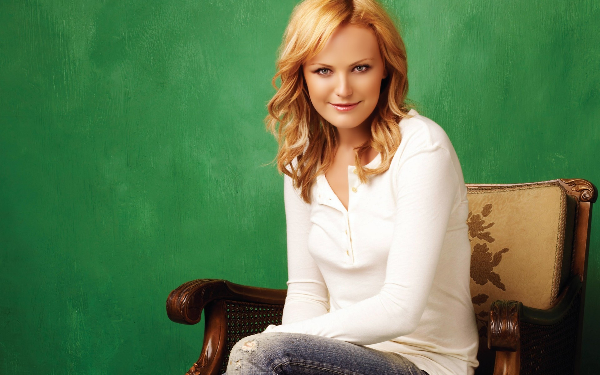 frau allein porträt erwachsener tragen drinnen sitzen mädchen schauspielerin foto bild foto