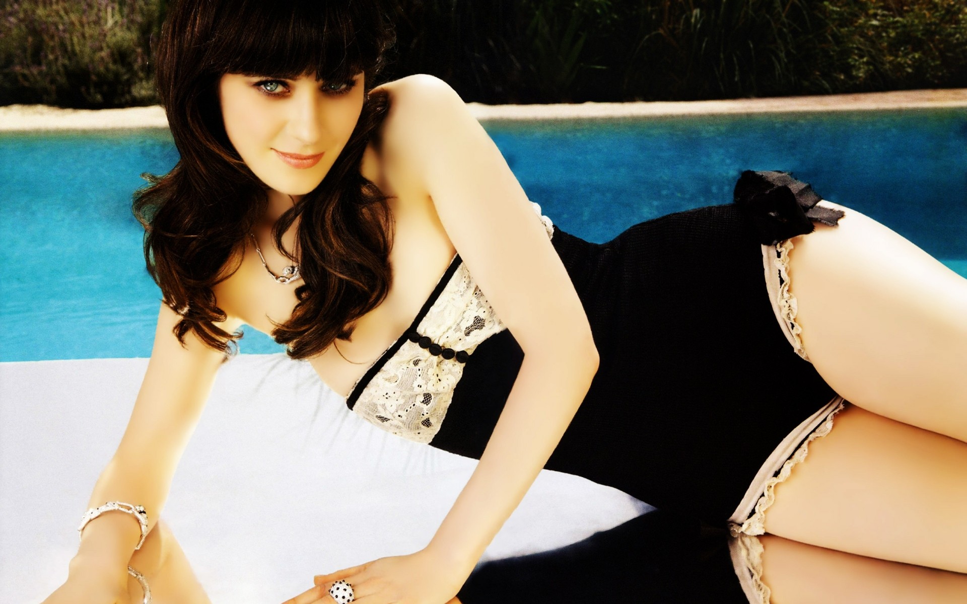 frau freizeit mode sommer porträt mädchen bikini wasser entspannung sexy pool urlaub herrlich