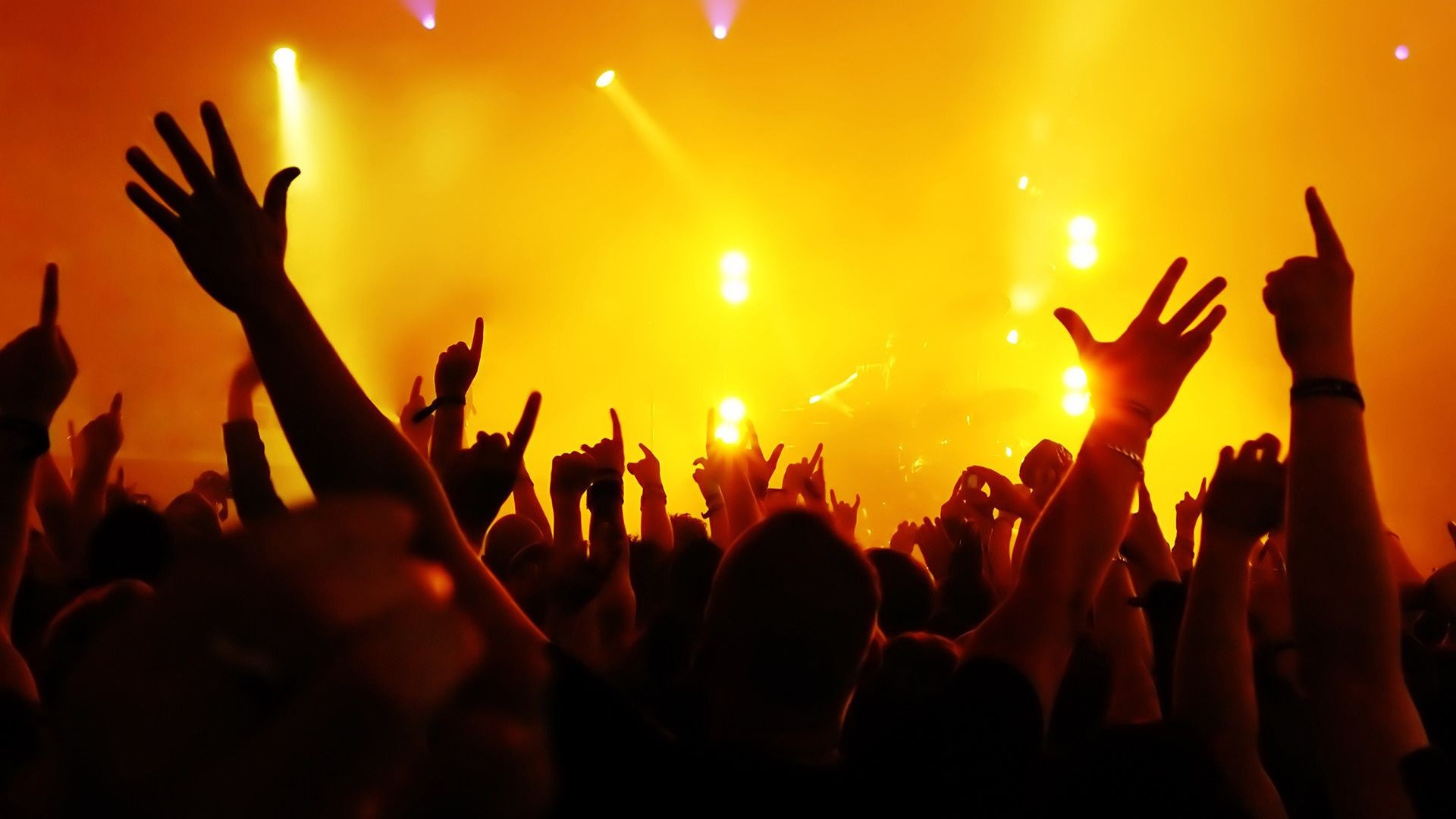 musik konzert menge publikum tanzen bühne leistung musiker unschärfe band sonnenuntergang rave band person urlaub sängerin party festival licht