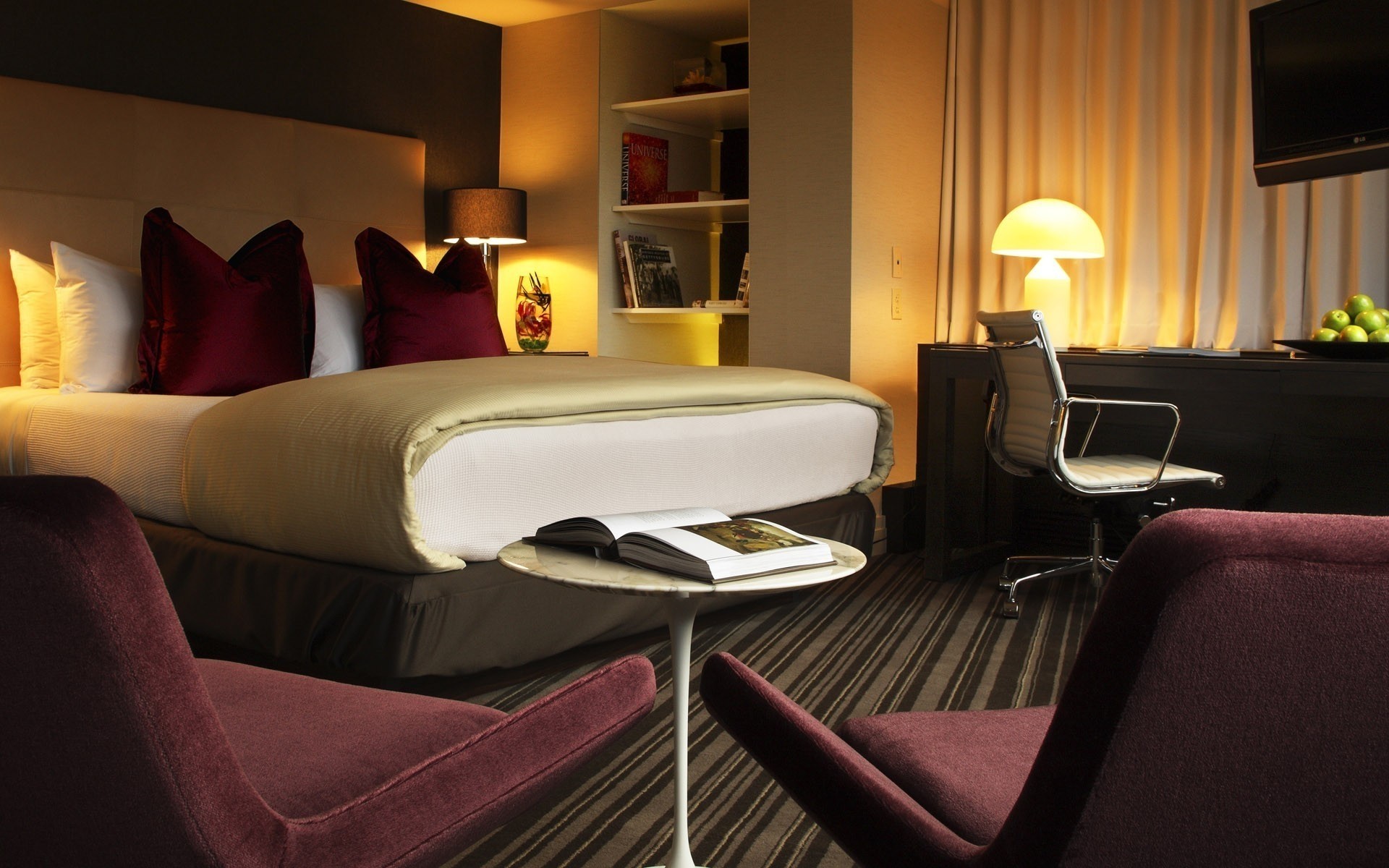 möbel zimmer drinnen stuhl lampe ort hotel innenarchitektur luxuriös tabelle bett innen schlafzimmer sofa kissen teppich modern fenster familie boden schreibtisch sessel