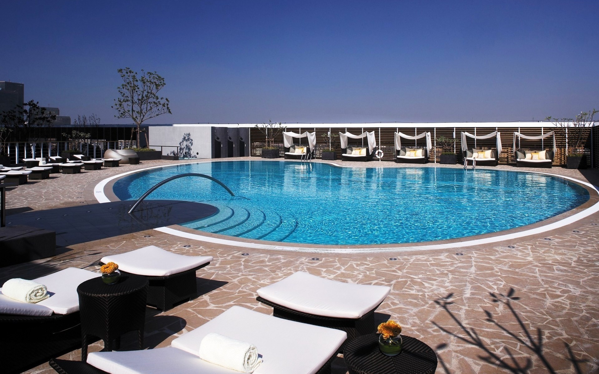 schwimmbad wasser schwimmen luxus reisen schwimmbad hotel urlaub stuhl am pool urlaub urlaub resort modern im freien himmel sommer entspannung design hintergrund