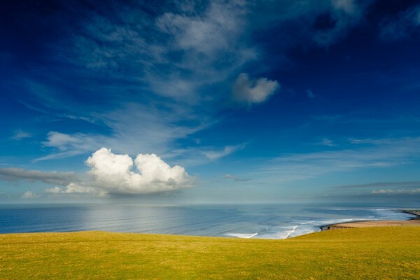 Atemberaubende Landschaft das Meer verschmilzt mit dem Himmel