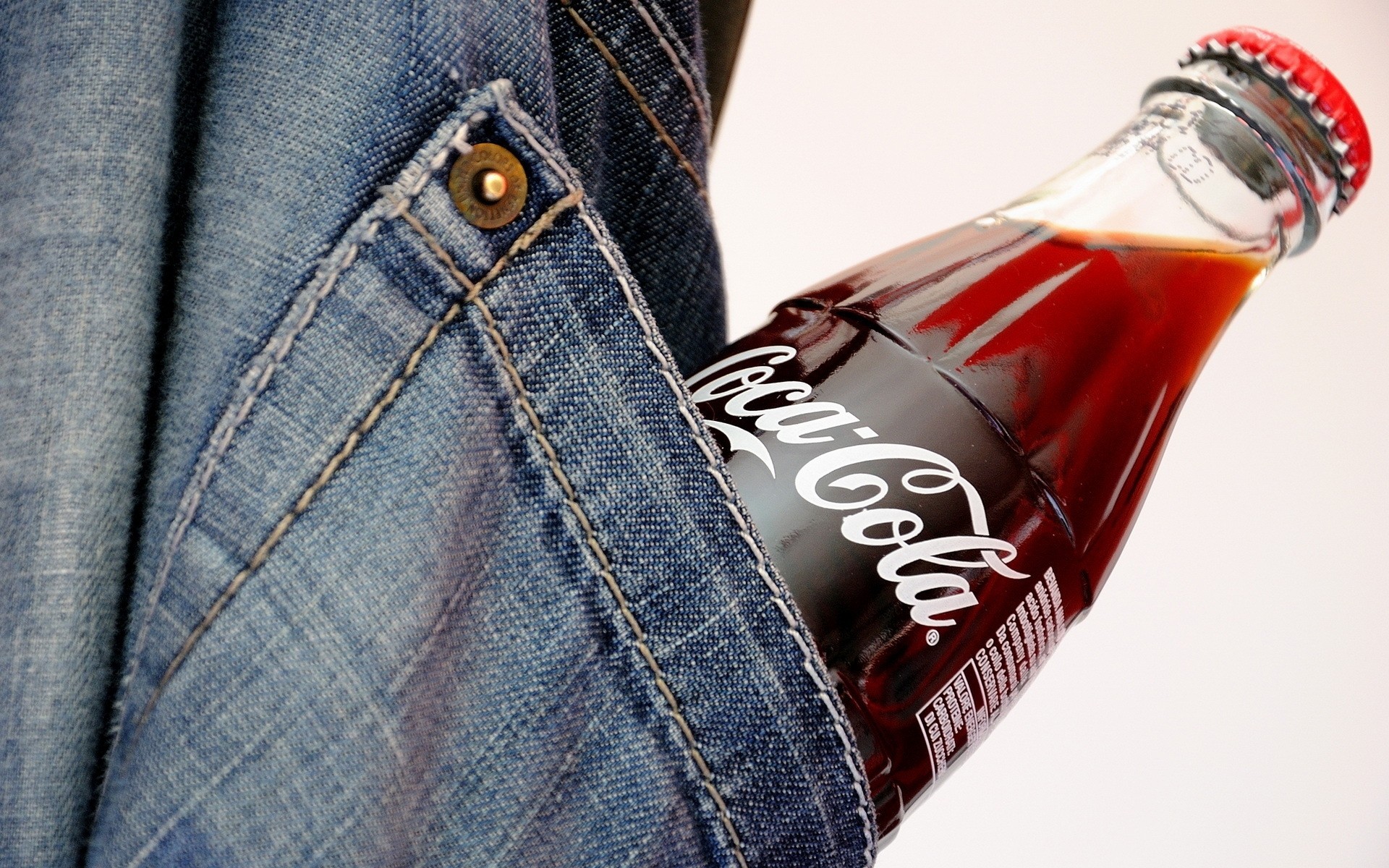 mode hose tragen denim lässig tasche trinken coca-cola werben