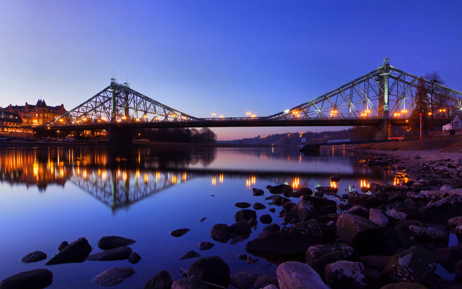 deutschland brücke wasser sonnenuntergang reisen abend fluss transportsystem architektur dämmerung hängebrücke dämmerung bau himmel auto stadt meer licht reflexion blaues wunder wunder steine nacht licht landschaft hintergrund
