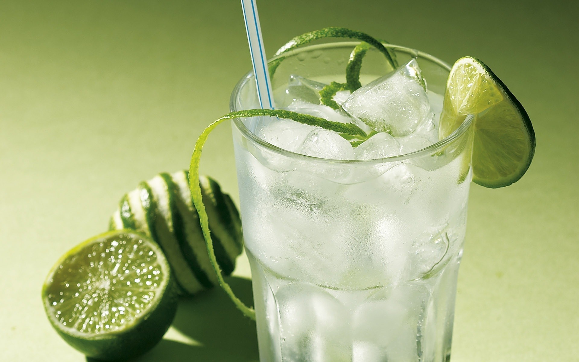 glas trinken kalt eis saft cocktail minze limette cool flüssigkeit rum wasser zitrone tropisch obst likör limonade blatt erfrischung