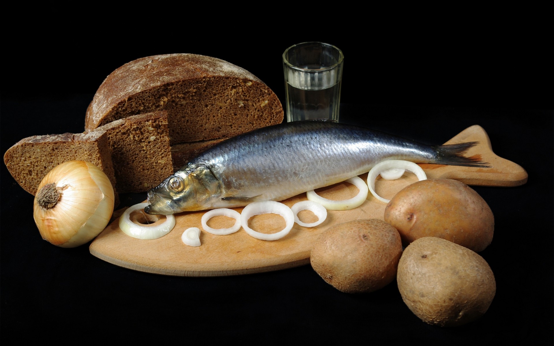 essen fisch desktop schwarzbrot zwiebeln kartoffeln wasser glas