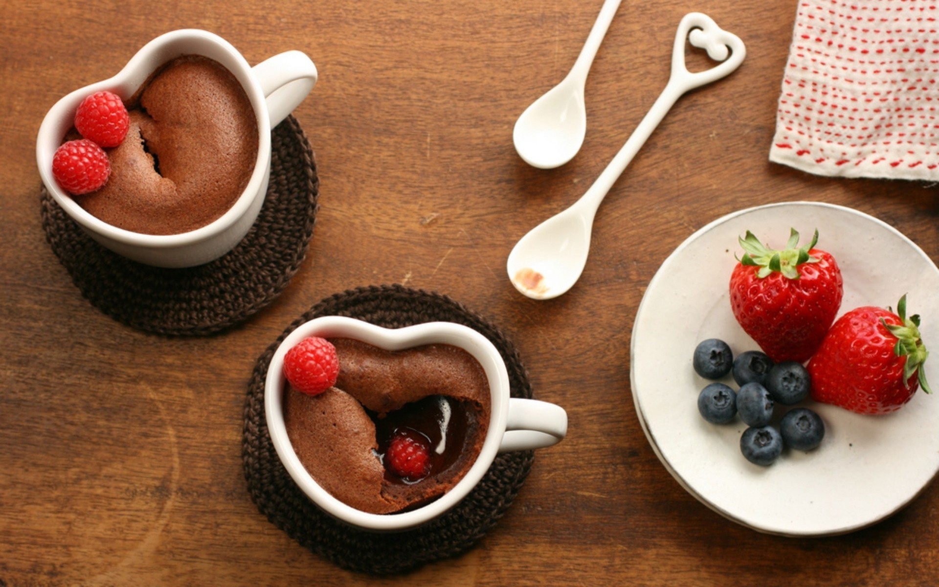 obst süß lebensmittel beere erdbeere löffel schüssel frühstück creme lecker milchprodukte wachsen dämmerung tasse milch schließen himbeere zucker stillleben erdbeeren himbeeren brombeeren schokolade