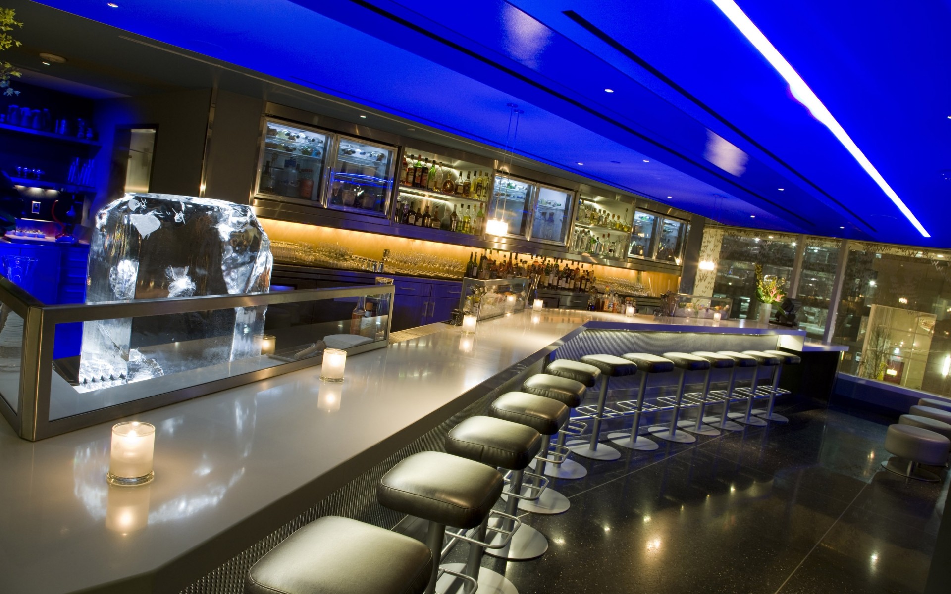 flughafen reflexion kork geschäft drinnen stadt reisen rolltreppe licht städtisch haus einkaufszentrum hotel verkehrssystem architektur restaurant innen zug stühle kerzen getränke möbel glas