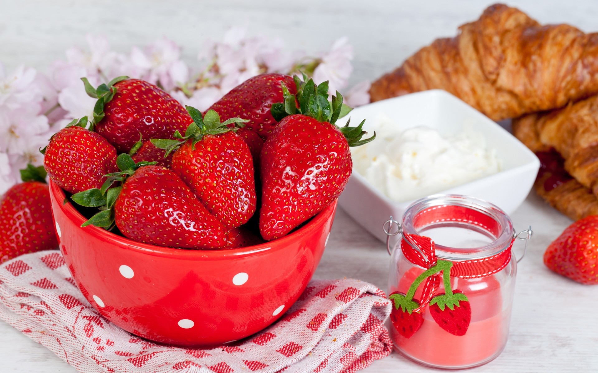 erdbeere essen lecker frühstück süß beere obst marmelade essen erfrischung hausgemachte zucker gesundheit creme schüssel gesund lecker croissants handtuch beeren dessert süßigkeiten obst