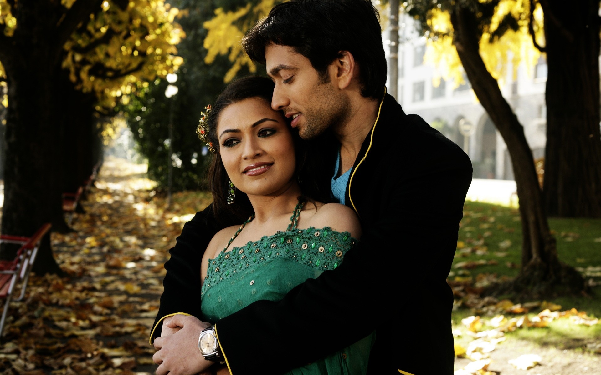 frau im freien zwei liebe gesichtsausdruck porträt hochzeit erwachsener mann park mädchen tragen amit pathak nakuul mehta paar bollywood hug