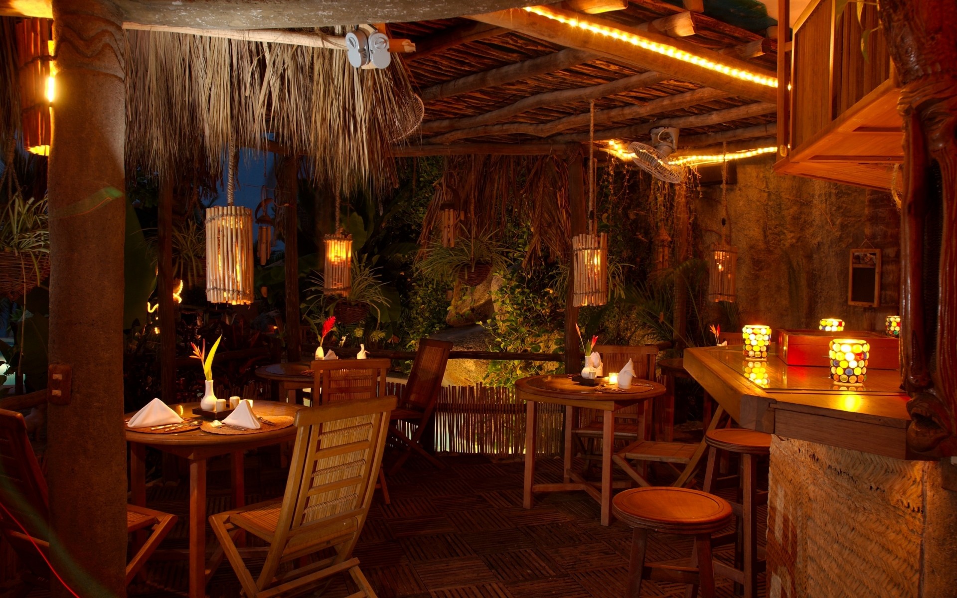 tabelle möbel innenarchitektur stuhl drinnen zimmer hotel zuhause ort lampe esszimmer luxus haus geschirr restaurant kronleuchter innen café ort