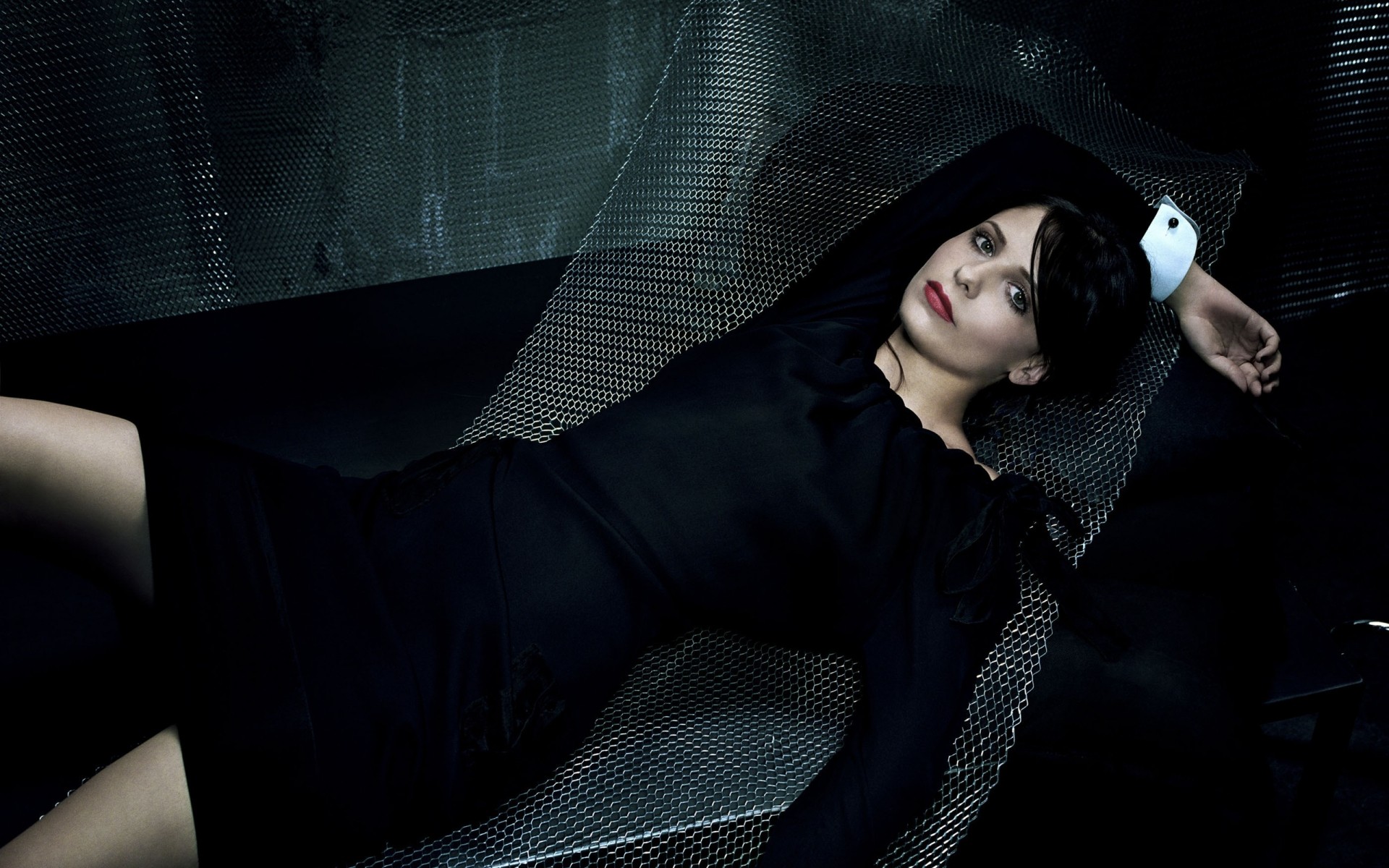 mode modell porträt sexy frau glamour mädchen dunkel elegant schwarzes kleid sofa zimmer hintergrund