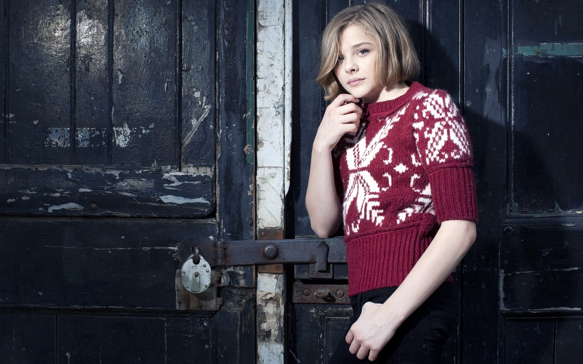 frau allein porträt erwachsener mode tür tragen mädchen sexy schauspielerin hollywood kick aktion chloe moretz