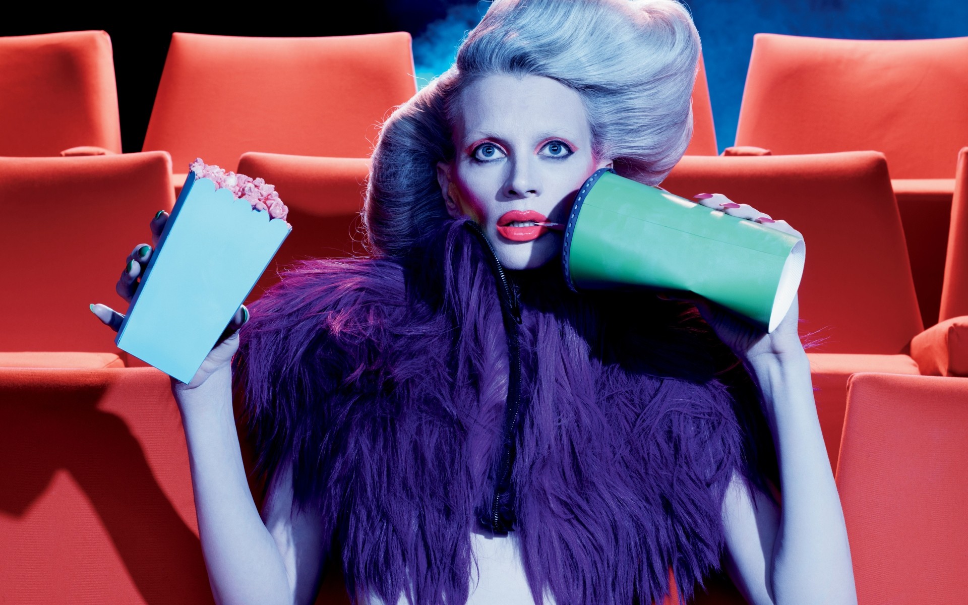 frau drinnen sitzen vergnügen allein ort mode berühmtheit lustig modell kristen mcmenami