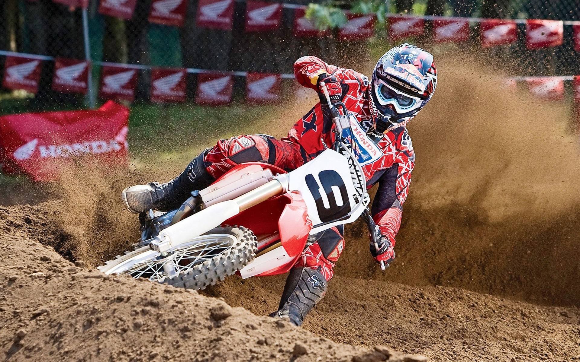radfahren wettbewerb boden rennen rennfahrer beeilen sie sich aktion motocross sport track fahrrad bewegung helm auto schmutz rot stier honda