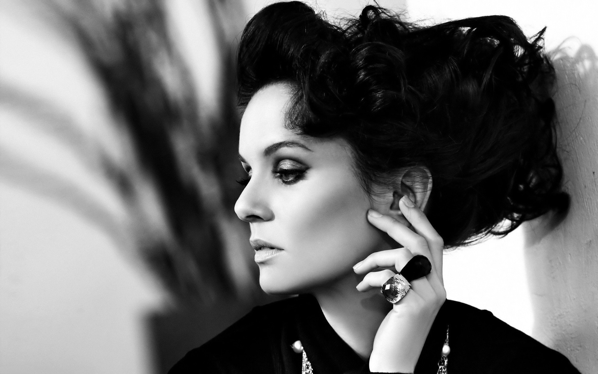 einfarbig porträt frau mode modell glamour mädchen erwachsene frisur eins sexy spiegel auge schmuck schwarz / weiß sarah wayne hollywood schön schwarz weiß