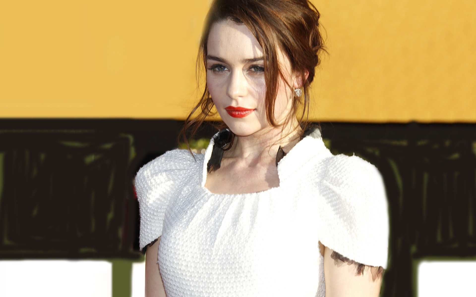 frau drinnen erwachsener junge mädchen allein porträt schön hübsch mann lippen rote lippen schauspielerin berühmtheit