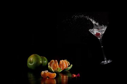 Schwarz. Trinken und essen. Glas