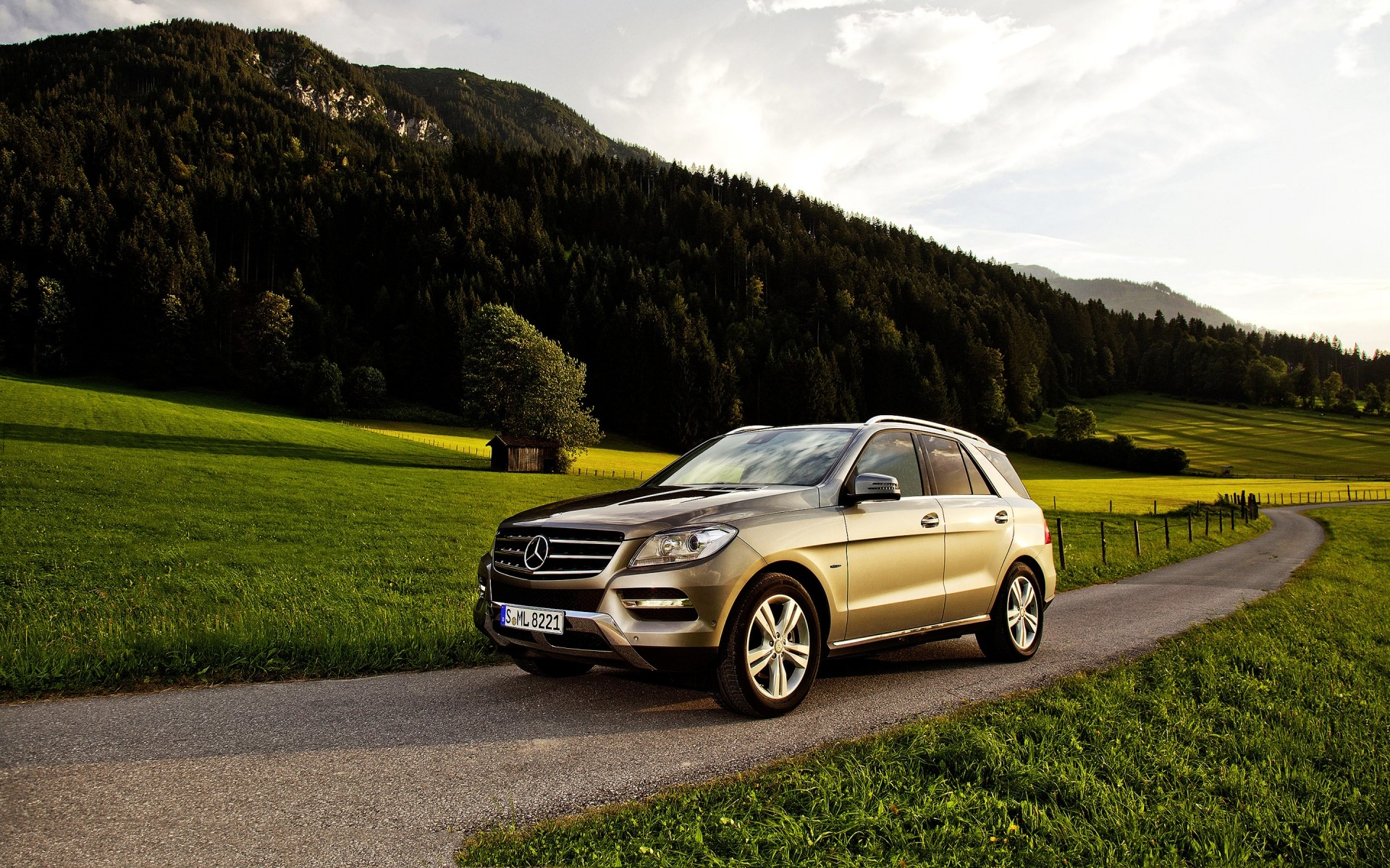 mercedes-benz auto auto straße asphalt landschaft transportsystem reisen gras bürgersteig mercedes ml 2013 mercedes benz ml