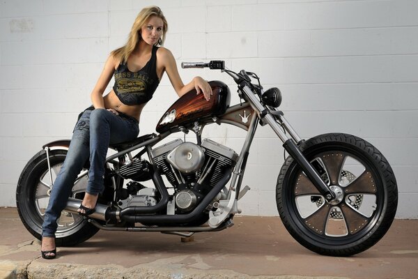 Mädchen auf einem Harley Davidson Motorrad