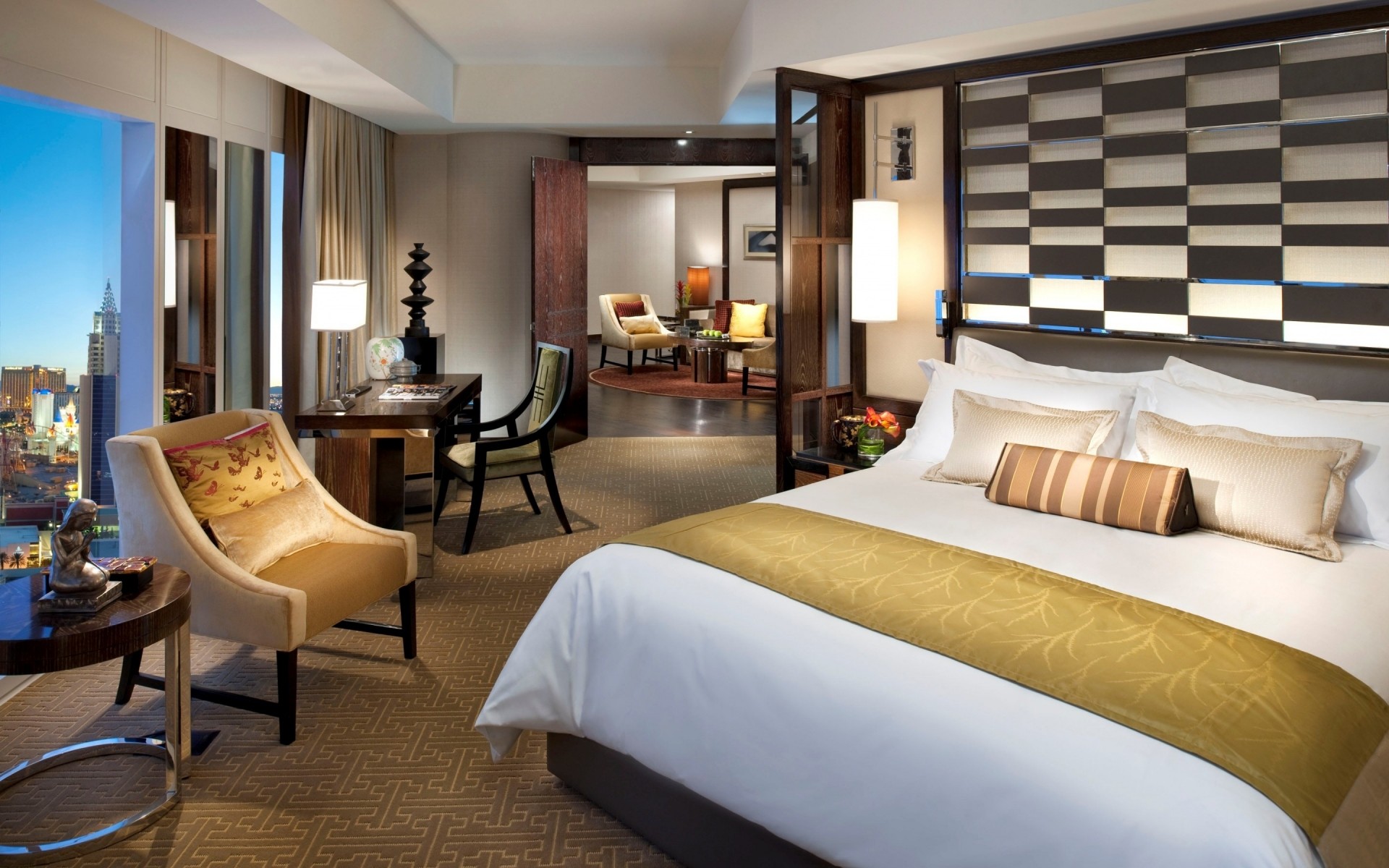 möbel schlafzimmer zimmer bett drinnen lampe modern luxuriös kissen innenarchitektur tisch hotel teppich wohnung fenster wohn- stuhl familie boden zuhause sessel stühle