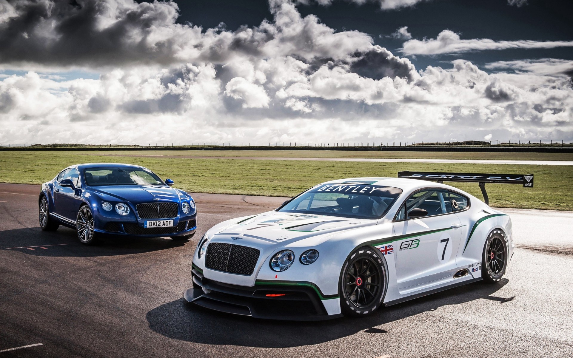 bentley auto schwarz asphalt beeilen sie sich auto bürgersteig mittags schnell rennen transportsystem räder aktion automobil fahren coupé straße bentley continental gt3