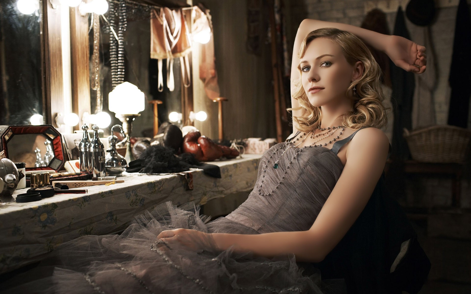 frau mode erwachsene faszinierend porträt allein drinnen modell zimmer kleid