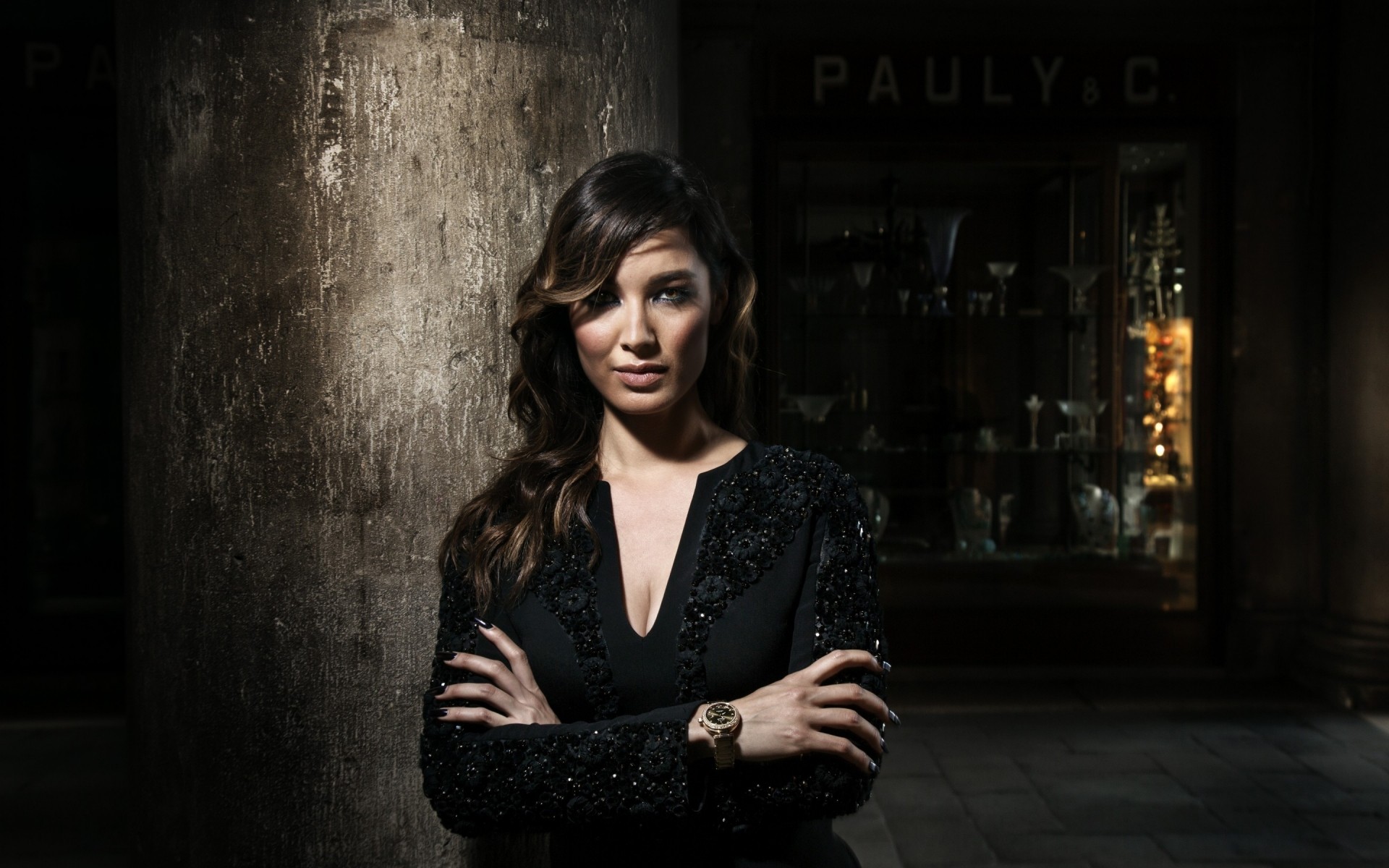 frau porträt mode allein tragen erwachsener modell drinnen dunkel mädchen schauspielerin berenice marlohe prominente prominente